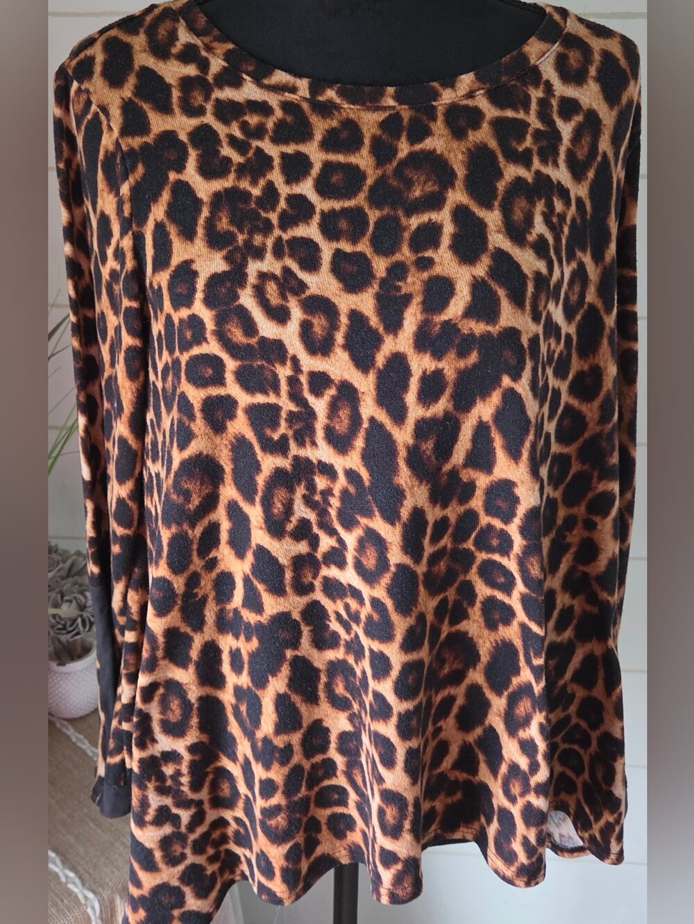 Leopard Print Long Sleeve Top M Mob Wife Art To Wear Knit Shirt Kate & Mallory